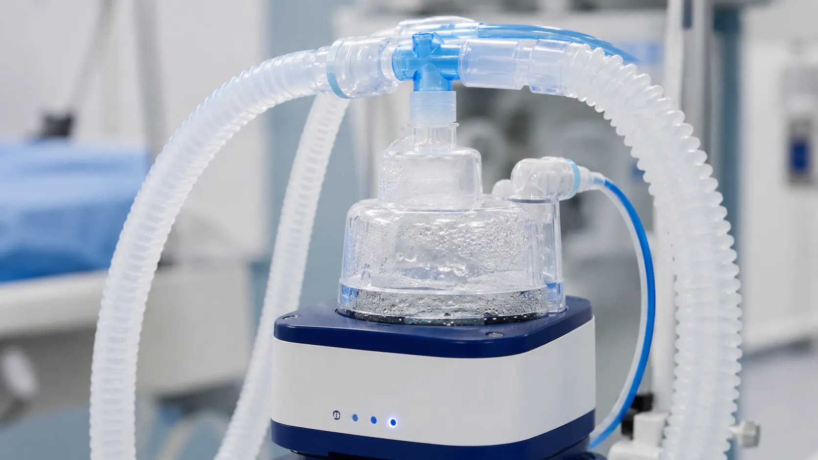 Servo-controlled heated humidifier with a transparent water chamber seated on the heater plate feedi