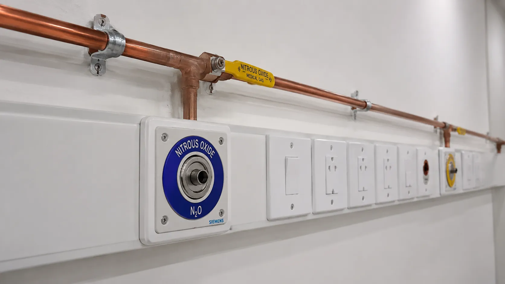Hospital nitrous oxide cylinder manifold with automatic changeover supplying theatre anaesthetic gas