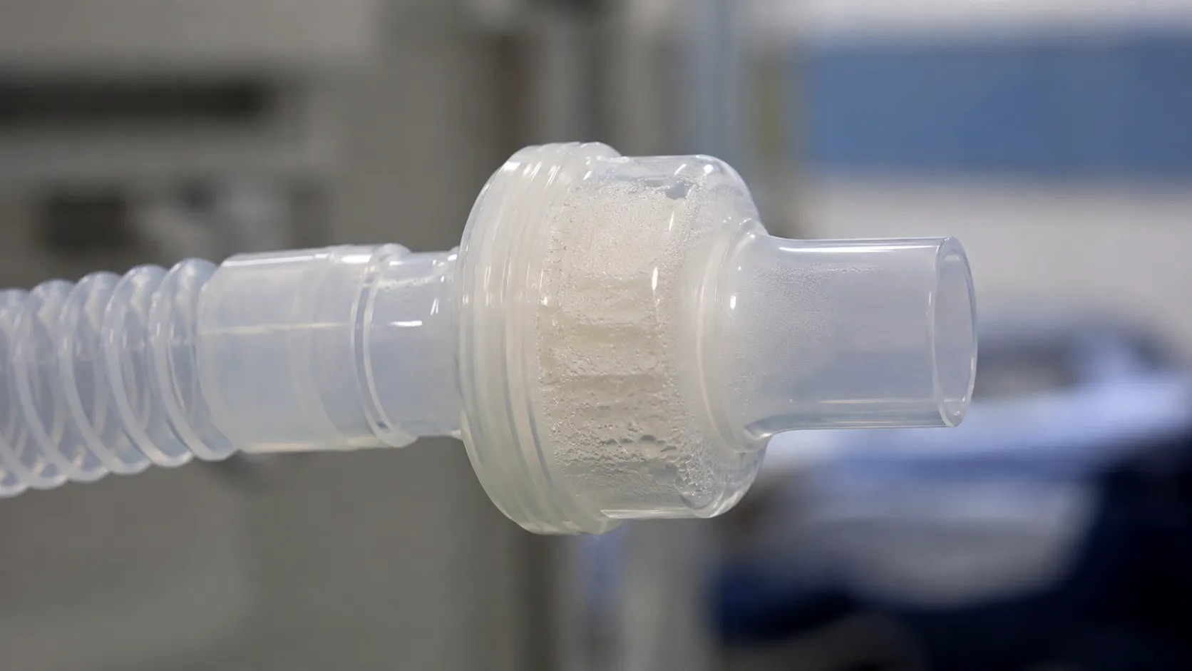 Compact hygroscopic heat moisture exchanger connected between a catheter mount and breathing circuit
